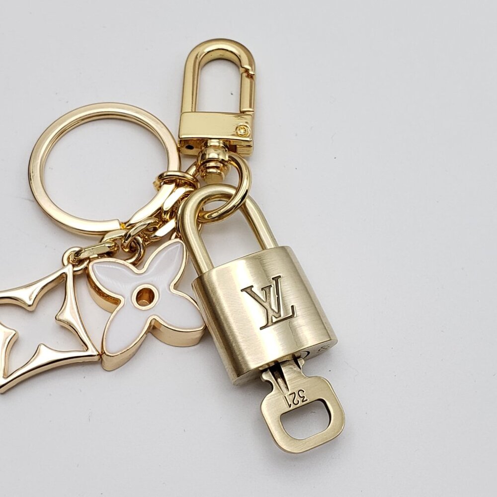 Authentic Louis Vuitton Gold Lock 🔒 Keychain Bag Unbranded Flower Charm LV - Picture 9 of 12